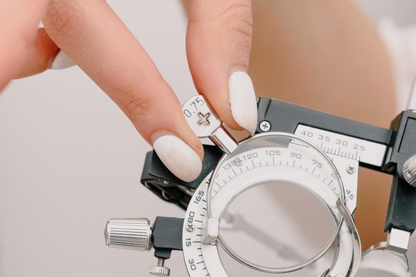 An ophthalmologist fixiting an eye tool